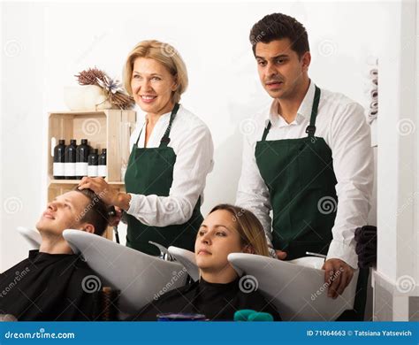 Team di truccatori e parrucchieri professionisti che lavorano con una sposa.