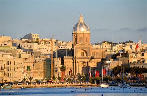 Panorama di Malta con antiche città in pietra calcarea e acque limpide