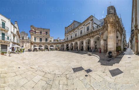 Piazza Maria Immacolata a Martina Franca con la Basilica di San Martino