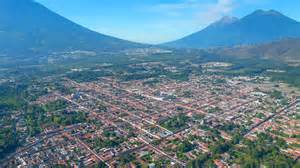Antigua Guatemala con vulcani sullo sfondo