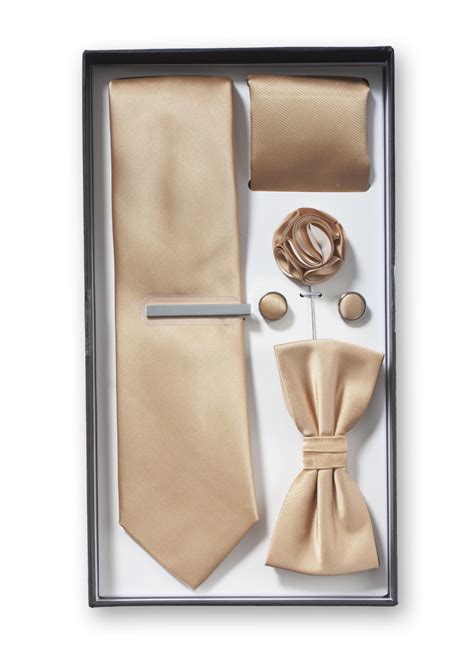 Tavolo con accessori da sposo: gemelli, fazzoletto, papillon