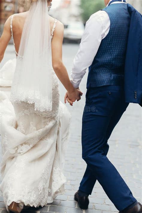 Una coppia di sposi sorridenti dopo la cerimonia