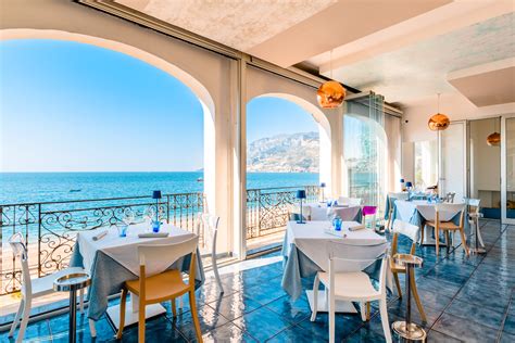 Ristorante sulla spiaggia con vista mare