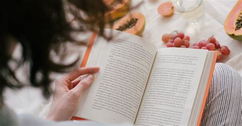Illustrazione di una persona che legge un libro