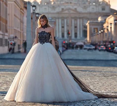 dettagli ricamati su abito da sposa nero