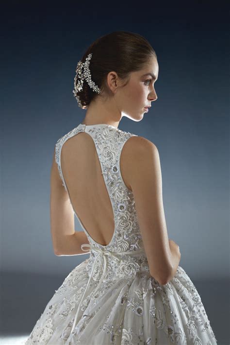 Dettaglio di un abito da sposa Peter Langner con ricami artigianali