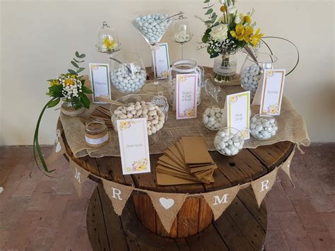 Tavolo confettata in stile shabby chic con vasi di vetro e fiori