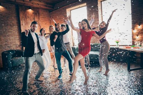 Gruppo di amiche che ballano in una discoteca