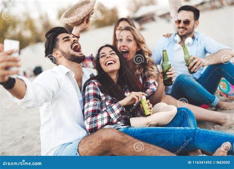 Immagine di un gruppo di amiche che ridono e brindano con un bicchiere di champagne