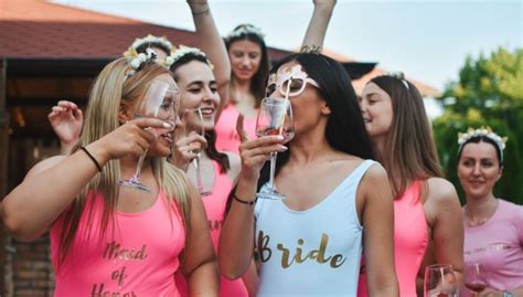 Illustrazione di amiche che organizzano una festa di addio al nubilato