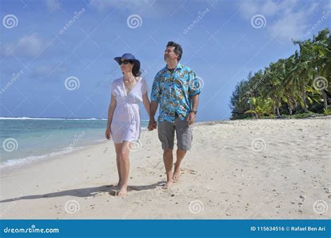 Coppia in luna di miele su una spiaggia tropicale