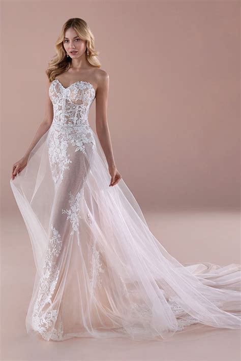 Dettagli di un abito da sposa con accessori coordinati