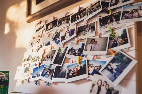 Coppia che scatta una foto con Polaroid al matrimonio