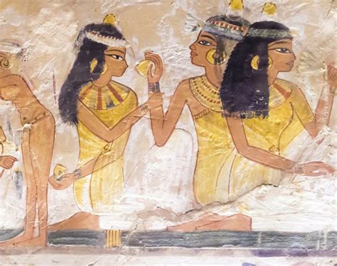 Antiche pitture egizie raffiguranti donne con abiti simili