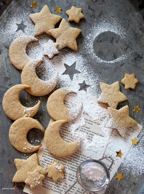 Biscotti a forma di luna e stelle