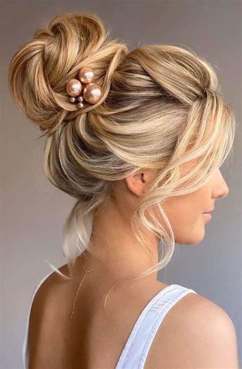 Acconciatura sposa con capelli lisci raccolti in uno chignon elegante