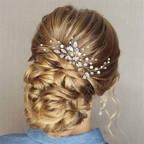 Varietà di accessori per capelli da sposa: diademi, fermagli e fiori