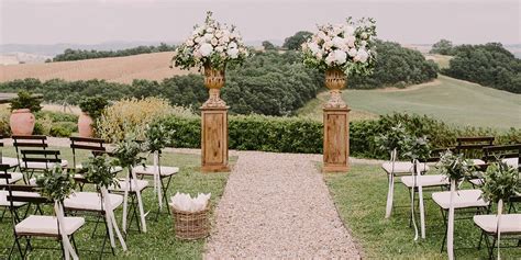 Coppia felice che festeggia il matrimonio in una location elegante