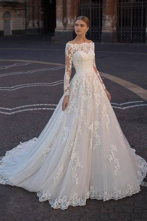 Dettaglio di un abito da sposa con pizzo