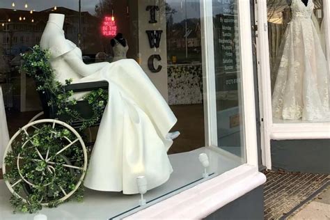 Vetrina di un atelier di abiti da sposa