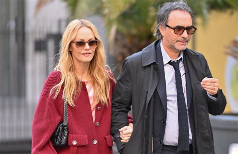 Vanessa Paradis e Samuel Benchetrit sorridenti durante il loro matrimonio