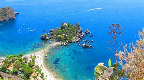 Vista panoramica di Taormina con il mare