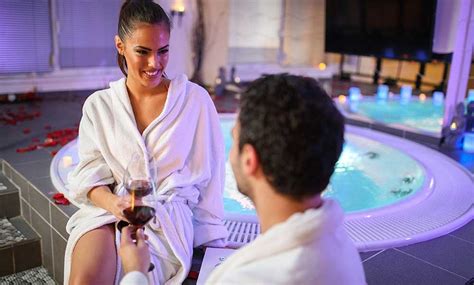 Coppia romantica in una spa