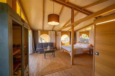 Glamping tent con letto comodo e vista sulla natura