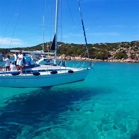 Barca a vela in navigazione nell'Arcipelago della Maddalena