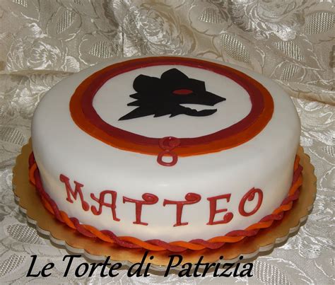 Torta nuziale decorata con elementi a tema lupo