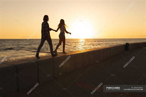 Coppia che ammira il tramonto su una spiaggia caraibica