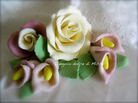 Dettagli decorativi in pasta di zucchero: fiori e perle