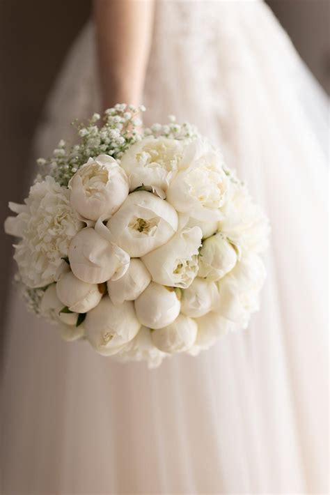 Bouquet da sposa con fiori semplici