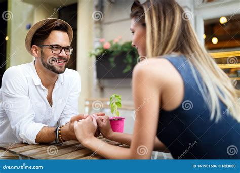 Una coppia che parla con una wedding planner