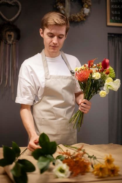 fiorista che prepara un bouquet