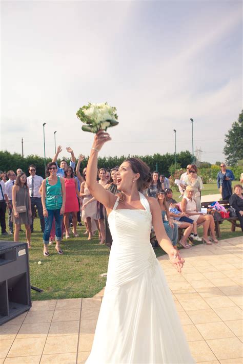 sposa che lancia il bouquet