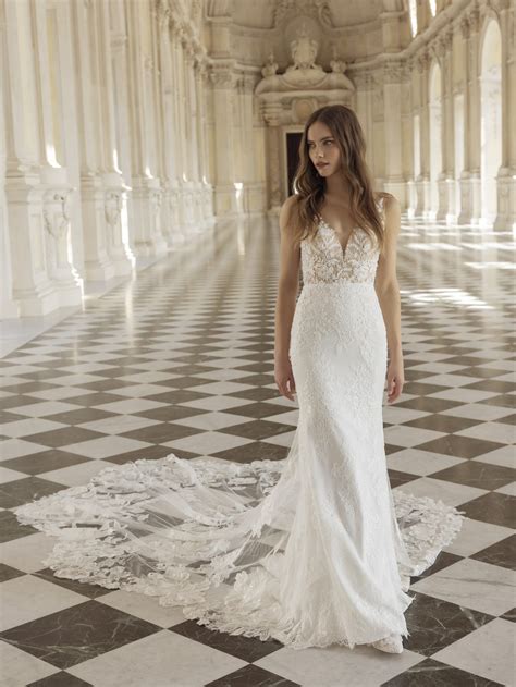 Abiti da sposa Martina Liana con pizzi e dettagli romantici