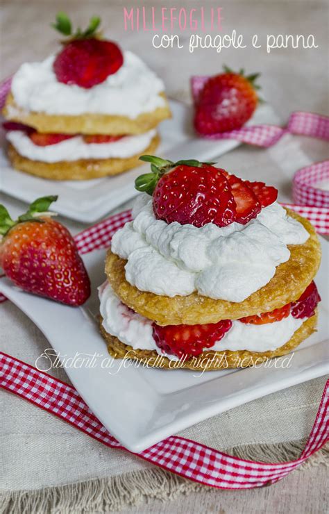 Composizione di fragole e panna montata su strati di millefoglie