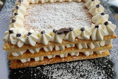 Torta millefoglie decorata con riccioli di cioccolato