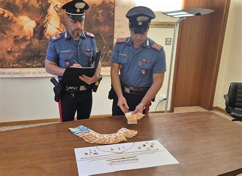 Scena di scherzo con finto carabiniere