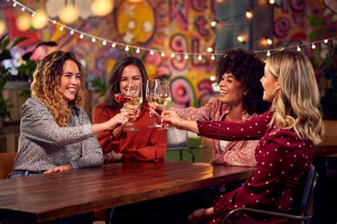 Gruppo di amiche che festeggiano
