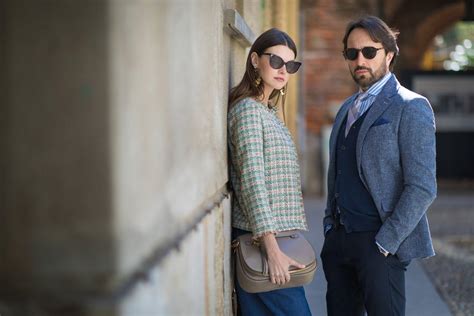 Uomo e donna che scelgono abbigliamento Old Navy