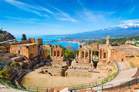 Vista panoramica di Taormina con il Teatro Greco e il Monte Etna
