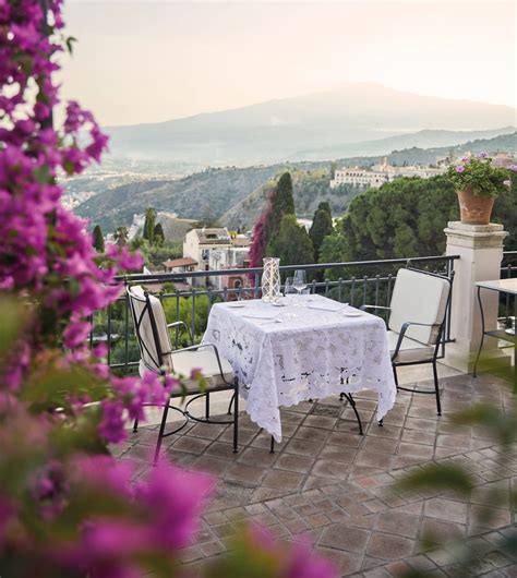 Terrazza del Grand Hotel Timeo con vista sul mare e sul Monte Etna