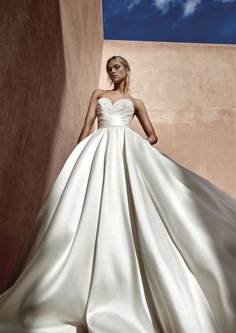 Atelier di alta moda sposa con abiti esposti