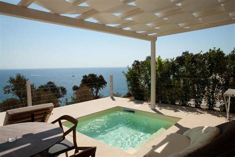 Piscina con vista mare