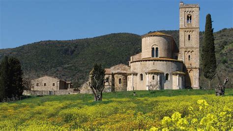 Abbazia di Sant'Antimo immersa nel paesaggio toscano