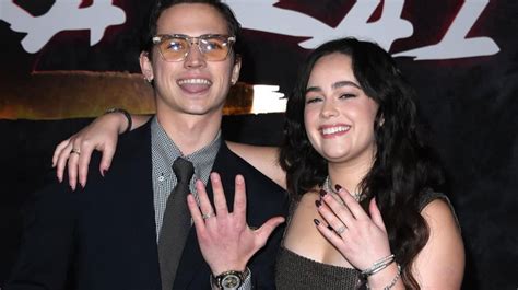 Tanner Buchanan e Mary Mouser sul tappeto rosso