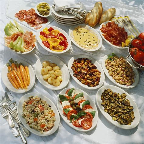 Buffet di antipasti italiani colorato