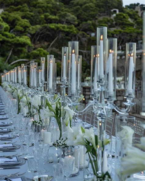 Atmosfera di un matrimonio elegante con candelabri e fiori